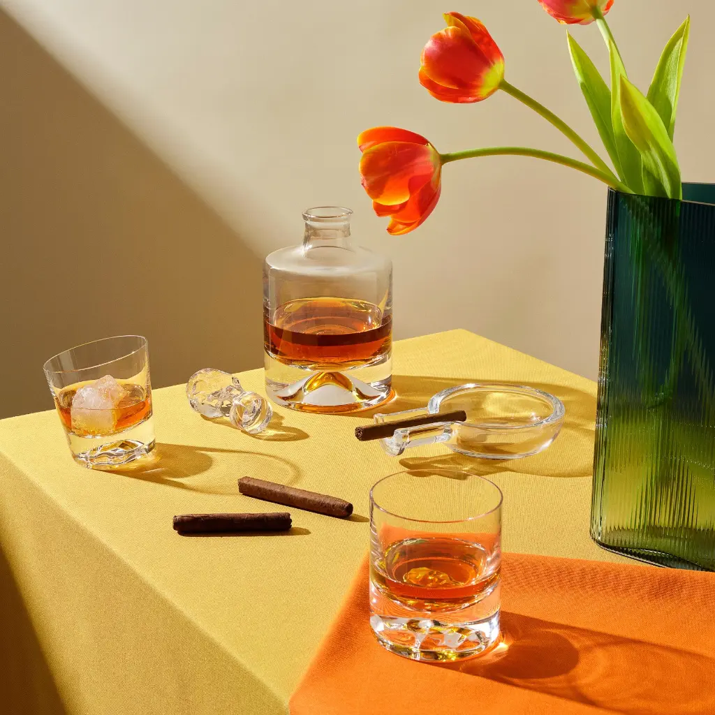 Shade_Whisky_set_Egoist_Cigar_ashtray_Mist_Vase_09614b6c-ce10-45e5-8677-3792cc5d5b86.webp