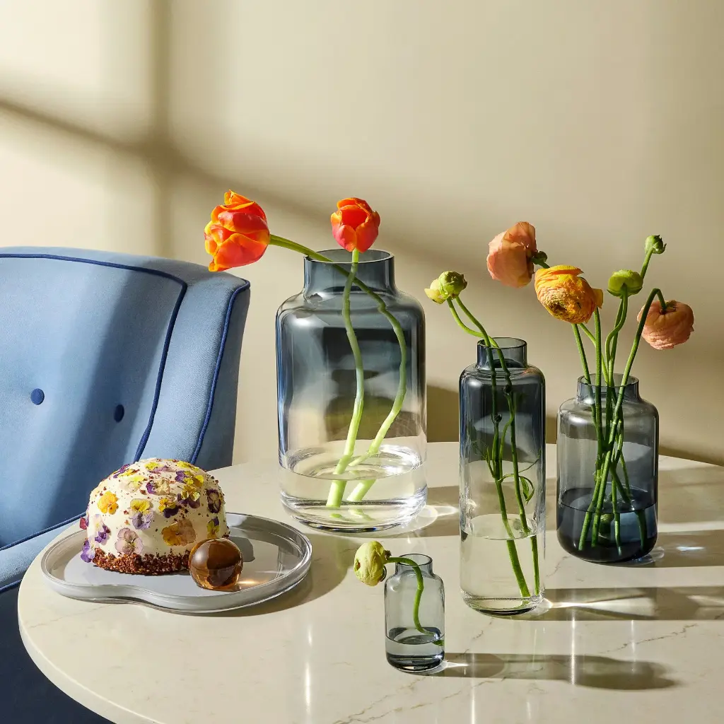 Magnolia_vases_Juno_serving_plate_6c7b11b1-509b-47c8-99ee-cff713cd44b0.webp