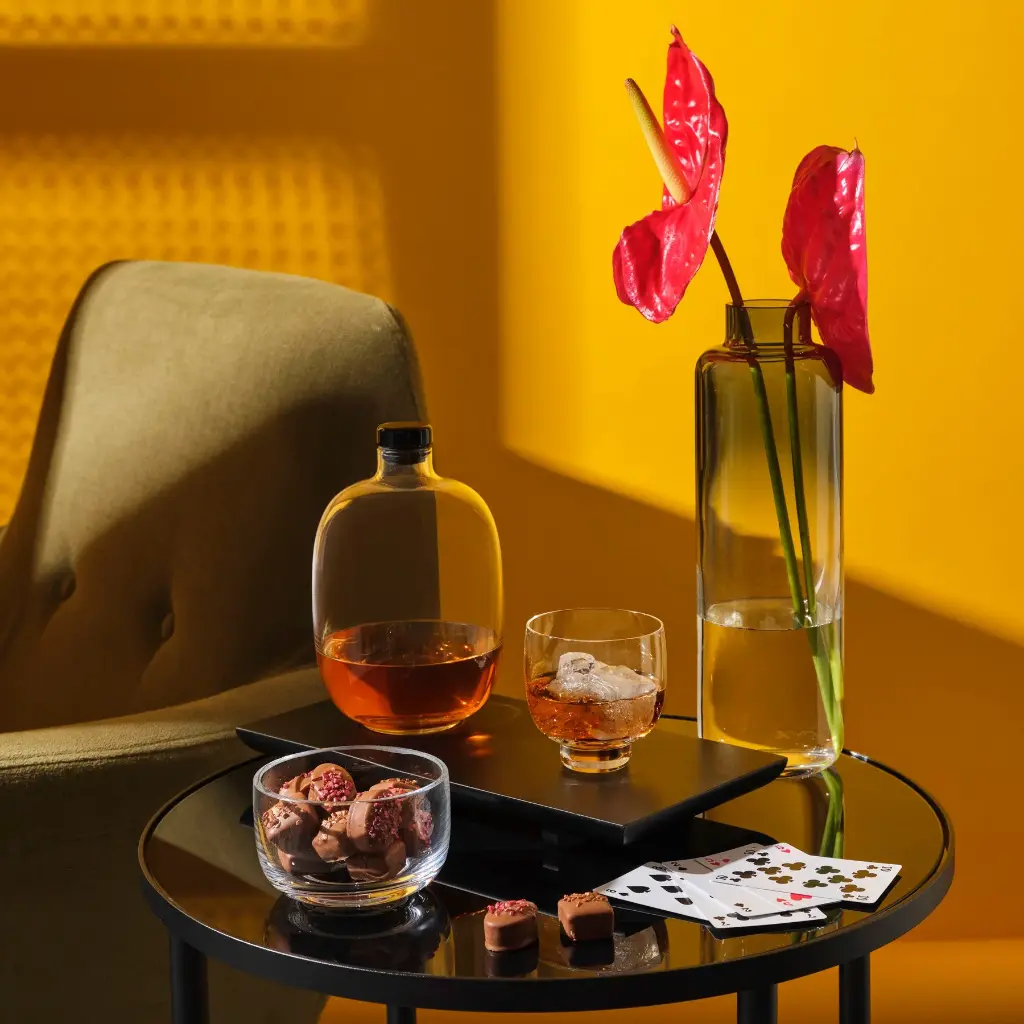 Malt_Whisky_Set_Magnolia_vase_small_a0cf5f63-aba5-436d-ae93-f32cae5429b4.webp